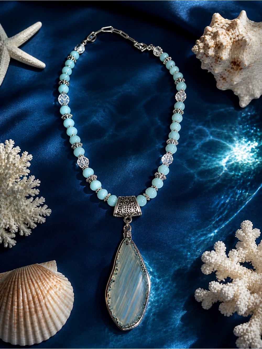 🆕❤️Handcrafted Light Blue Crystal Necklace With Agate Pendant